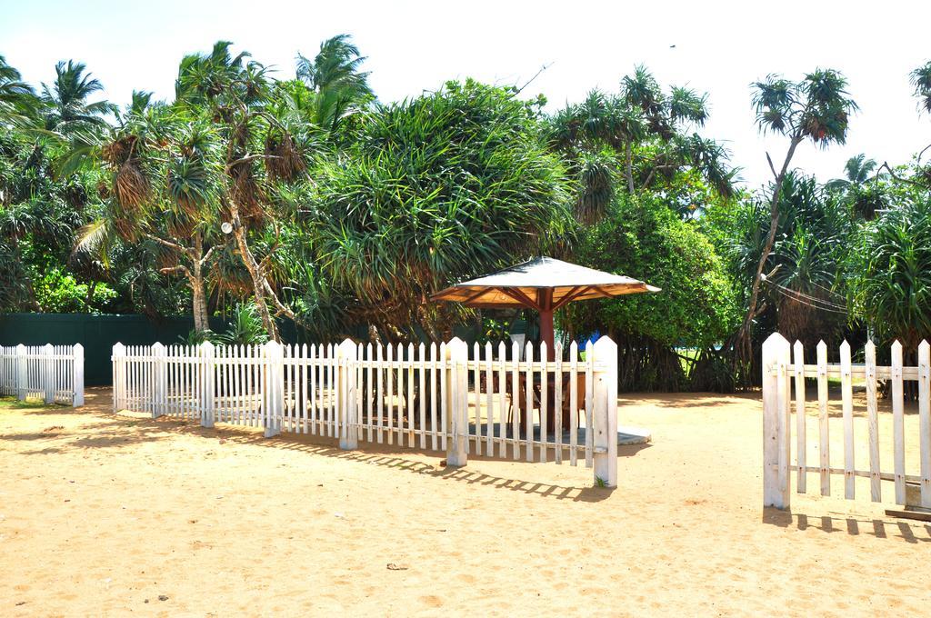Green Shadows Beach Hotel Wadduwa Esterno foto